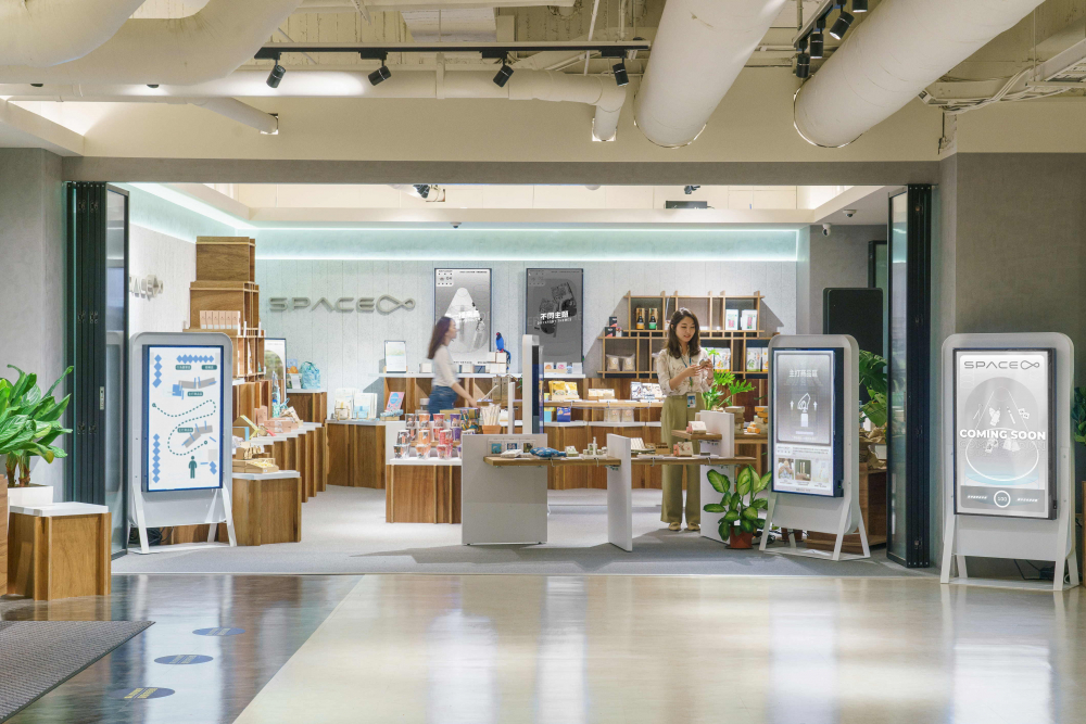 游艇会yth0008打造永续选物商店 ，展示社企及社创商品 ，结合创利空间所开发的智能零售系统，整合多元产品信息，让无人商店扮演公益行动的推手